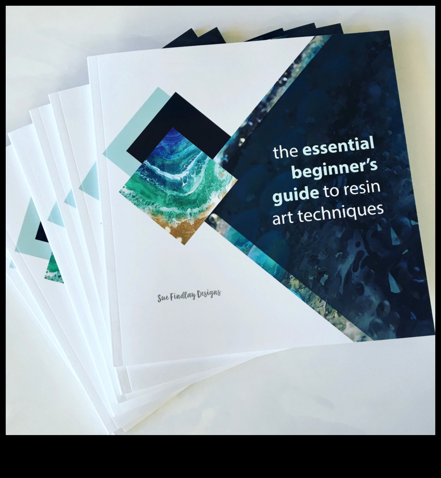 Ρητίνη Art A Οδηγός για αρχάριους 4 Τεχνικές χειροτεχνίας για τέχνη από ρητίνη: Δημιουργία γυαλιστερών και ανθεκτικών κομματιών