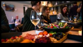 Γαστρονομική βραδιά Ανεβάστε τα μεσάνυχτα σας με το συμπόσιο BrillianceΜια αξέχαστη βραδιά εκλεκτού φαγητού και εξαιρετικής συνομιλίας. 3 Γαστρονομική βραδιά: Ανεβάστε τη νύχτα σας με Dinner Brilliance